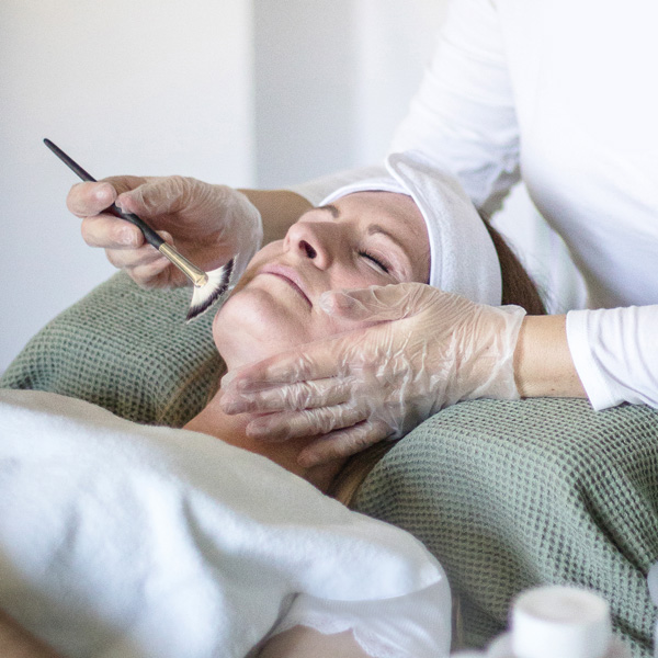 Gesichtsbehandlung Kosmetikerin Wesseling